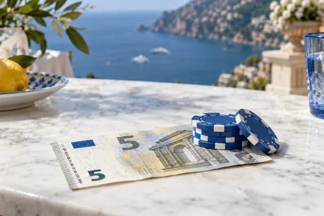 casino deposito minimo 5 euro: banconota da cinque euro sotto una piccola pila di fiches